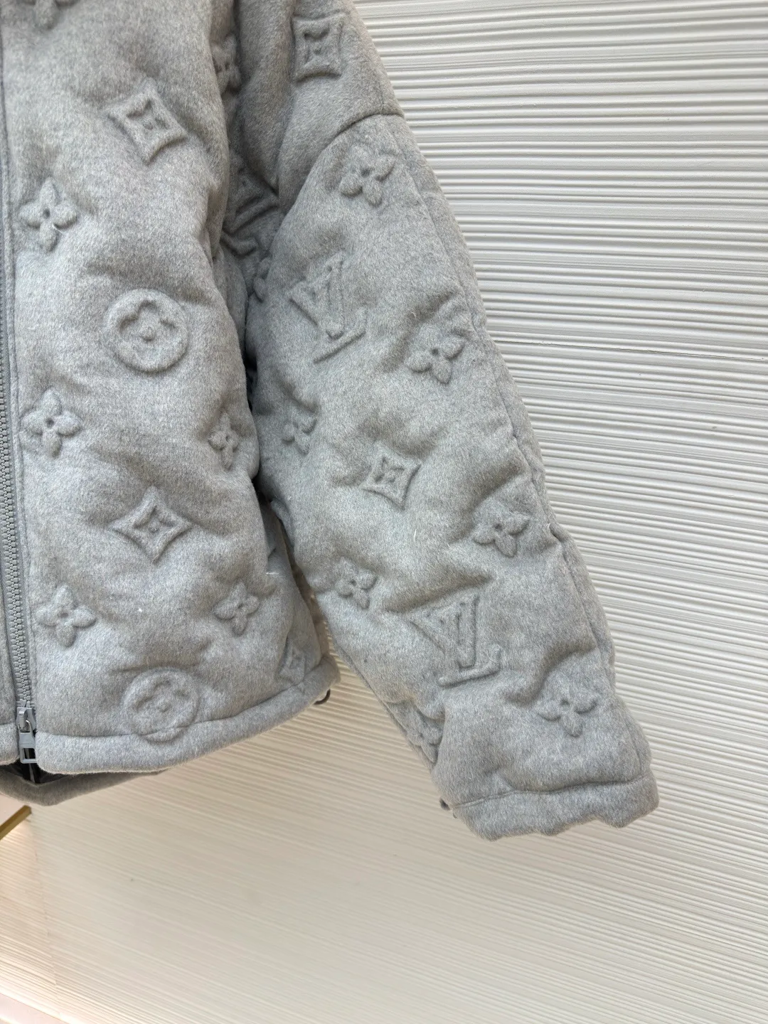 LOUIS VUITTON Presbyopic embossed embossed down jacket ●Item number: 1680535-F25 ●Material: white goose down ●Technology: embossed embossed ●Version: fitted version ●Weight: about 3320 grams ●Size: S-M-L-XL ●Description: The fabric itself contains a lot of cashmere, and the inside is filled with 90 white duck down. It is super fluffy and difficult to process. The scrap rate of embossing fabrics of different materials reaches more than 50%. The hood is detachable and the pockets have hidden zippers, which is not only warm, but also very safe. The upper body effect is very good. It does not look bloated, but it is a concave shape artifact. I also like gray clothes because gray looks very high-grade, coupled with the embossed presbyopia logo. , low-key and stylish, same style for men and women!